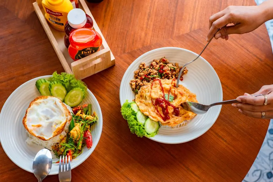 Nasi goreng rumahan sederhana dengan telur dadar dan irisan cabai