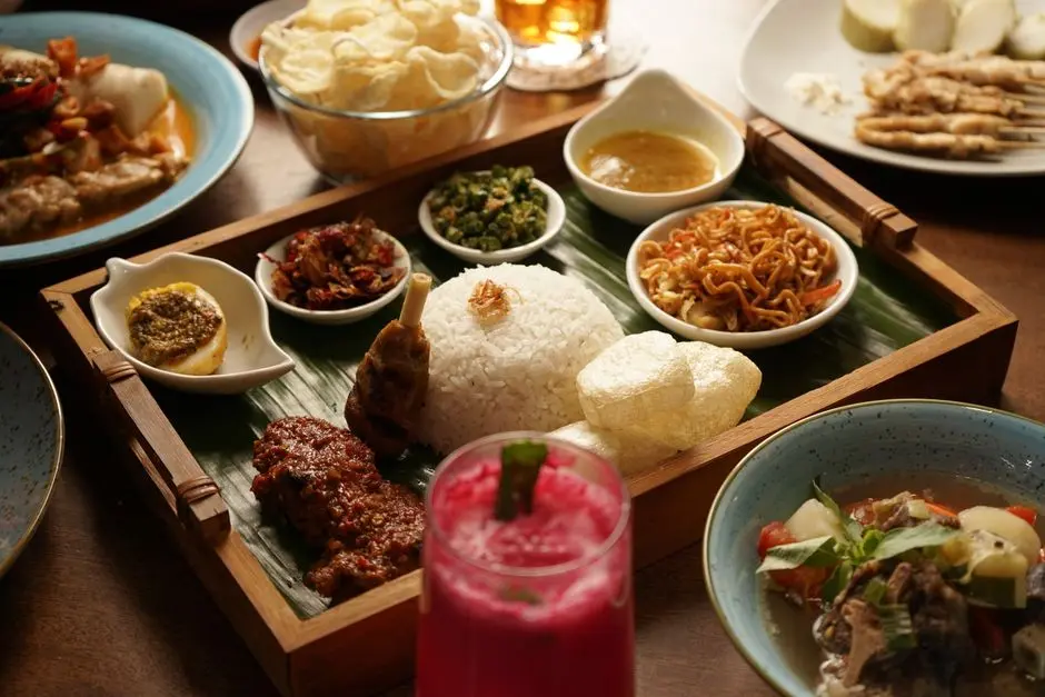 Nasi sumsum khas Banten dengan kuah gurih dan sambal