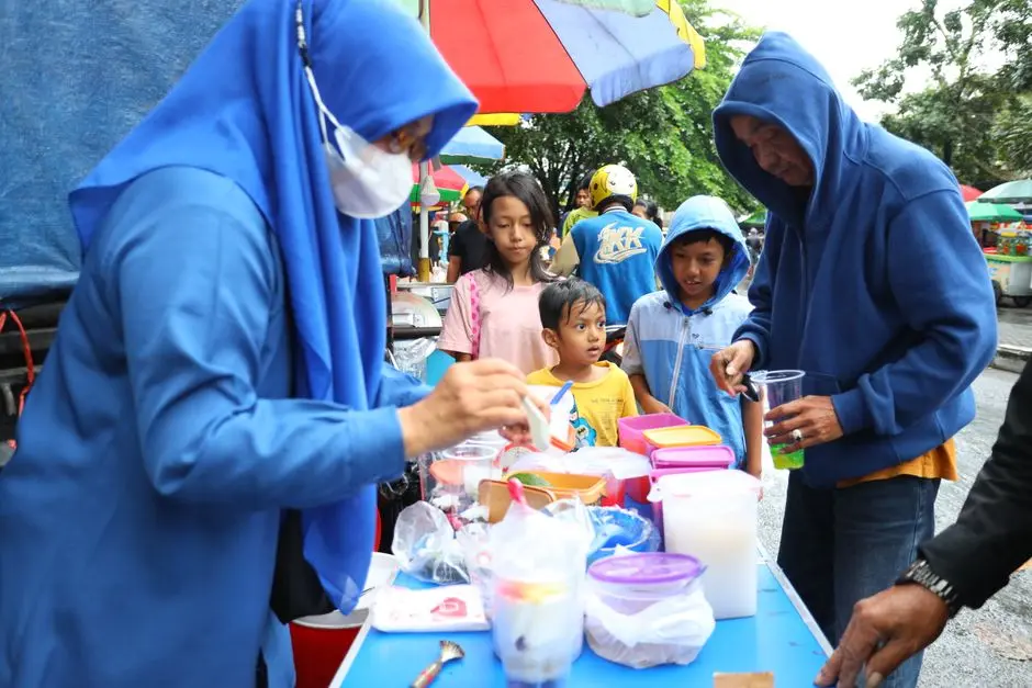Warung nasi uduk kaki lima di Kota Pandeglang pada pagi hari